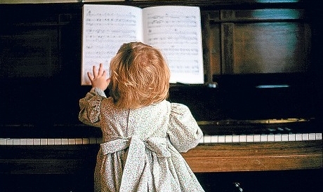 девочка знакомится с классической музыкой